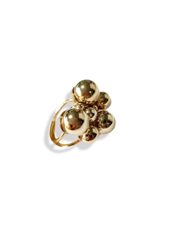 *Berry Ring IOAKU Berry Ring Sparkle & Guld - "Shine Bright like a diamond". Magiska ringen som lyfter vilken outfit som helst. Ringen är Justerbar och passar alla. Tillverkad i mässing med 18k guld pläterring för bästa hållbarhet. Nickel-, bly- och kadmiumfritt. Levereras i en exklusiv smyckesbox från IOAKU. Mått: 2,7 x 2,4 cm Färg: Guld Behandla dina IOAKU-produkter med omsorg. IOAKU-produkter är skapade med högkvalitativ plätering och metaller. Med det sagt kan modesmycken (inklusive pläterad mässing, rostfritt stål eller sterling silver) uppleva normalt slitage med tiden. För att förlänga livslängden på dina IOAKU-smycken, se till att följa skötselinstruktionerna nedan: * Bär dina smycken då och då * Håll dem långt borta från parfymer, krämer eller handtvål * Förvara och skydda dina smycken i den exklusiva IOAKU-lådan *Dropshipping produkt *Produkten skickas direkt till dig från vår leverantör. Det innebär att du kan  få din beställning levererad i olika paket.