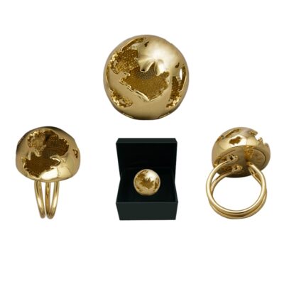 *Globe Ring IOAKU Globe Ring– Ringen är tillverkad i mässing med 18k guld Pläterring för bästa hållbarhet. Nickel-, bly- och kadmiumfritt.  Ringen är Justerbar och passar alla. Levereras i en exklusiv smyckesbox från IOAKU. Färg: Guld Behandla dina IOAKU-produkter med omsorg. IOAKU-produkter är skapade med högkvalitativ plätering och metaller. Med det sagt kan modesmycken (inklusive pläterad mässing, rostfritt stål eller sterling silver) uppleva normalt slitage med tiden. För att förlänga livslängden på dina IOAKU-smycken, se till att följa skötselinstruktionerna nedan: * Bär dina smycken då och då * Håll dem långt borta från parfymer, krämer eller handtvål * Förvara och skydda dina smycken i den exklusiva IOAKU-lådan