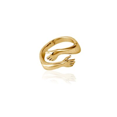 *Cuddle Ring  IOAKU Cuddle ring– Ringen är tillverkad i mässing med 18k guld Pläterring för bästa hållbarhet. Nickel-, bly- och kadmiumfritt.  Ringen är Justerbar och passar alla. Levereras i en exklusiv smyckesbox från IOAKU. Färg: Guld Behandla dina IOAKU-produkter med omsorg. IOAKU-produkter är skapade med högkvalitativ plätering och metaller. Med det sagt kan modesmycken (inklusive pläterad mässing, rostfritt stål eller sterling silver) uppleva normalt slitage med tiden. För att förlänga livslängden på dina IOAKU-smycken, se till att följa skötselinstruktionerna nedan: * Bär dina smycken då och då * Håll dem långt borta från parfymer, krämer eller handtvål * Förvara och skydda dina smycken i den exklusiva IOAKU-lådan