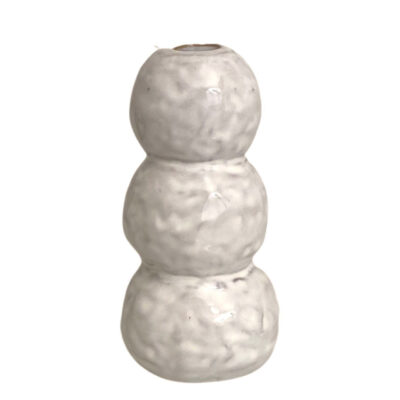 Ljusstake 1 Snöboll i vitt stengods. Finns även med 2 eller 3 snöbollar . Mått:  Ø 7,6 x H 7,6 x D 6 CM Färg: vit