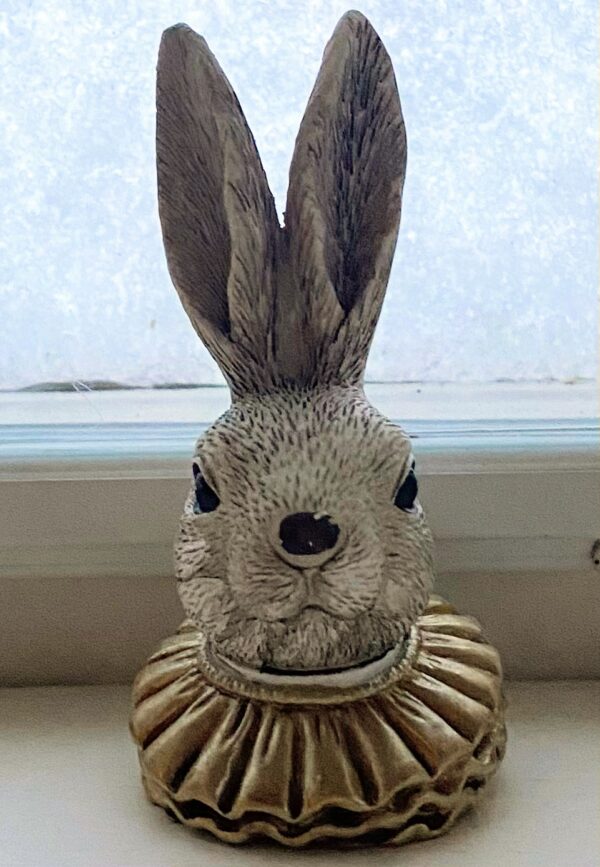 Bordsdekoration Kanin, söt kanin som lätt placeras ut i hemmet. Duka påskbordet med fler kaniner. Material: Polyresin Färg: Guld, svart,vit Storlek: Ø15 x B5,5 x H 10 cm